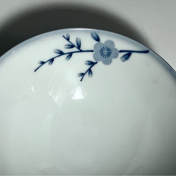 VINTAGE JAPANESE RICE BOWLS / Blue Cherry Blossom Decoration / Chips On Bottom - Picture 5 of 11